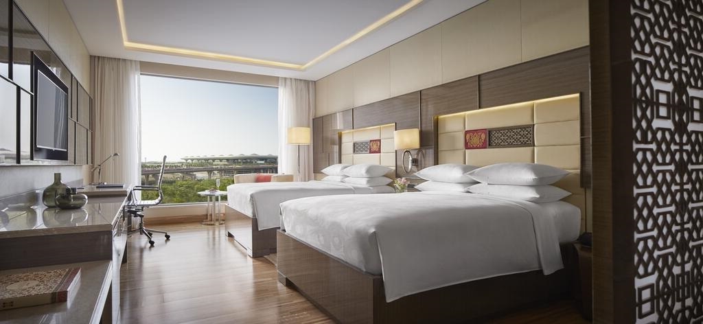 Guest Room With Bathtub, 2 Double, City View 1