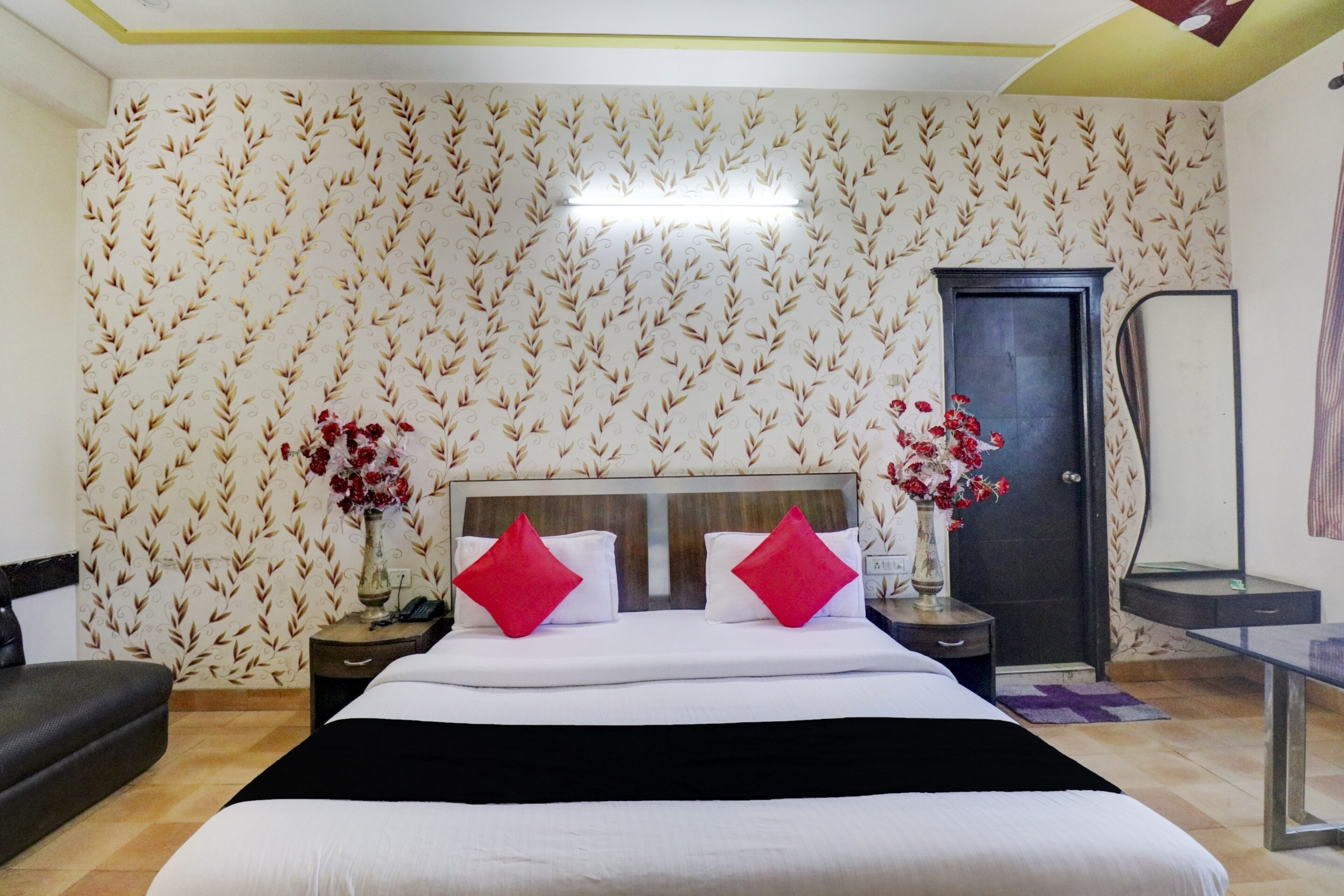 Super Hotel O Mukut Mahal - Tap to explore photos