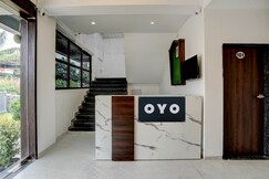 Hotel O Sunflower Lodge, Ahmednagar