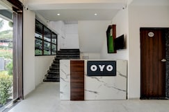 Hotel O Sunflower Lodge, Ahmednagar