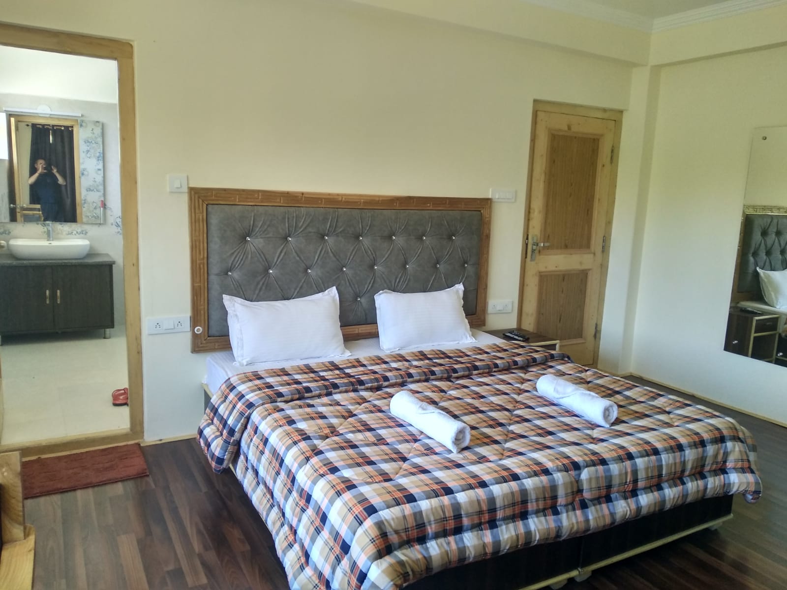 Paserland Guest House Leh - Tap to explore photos