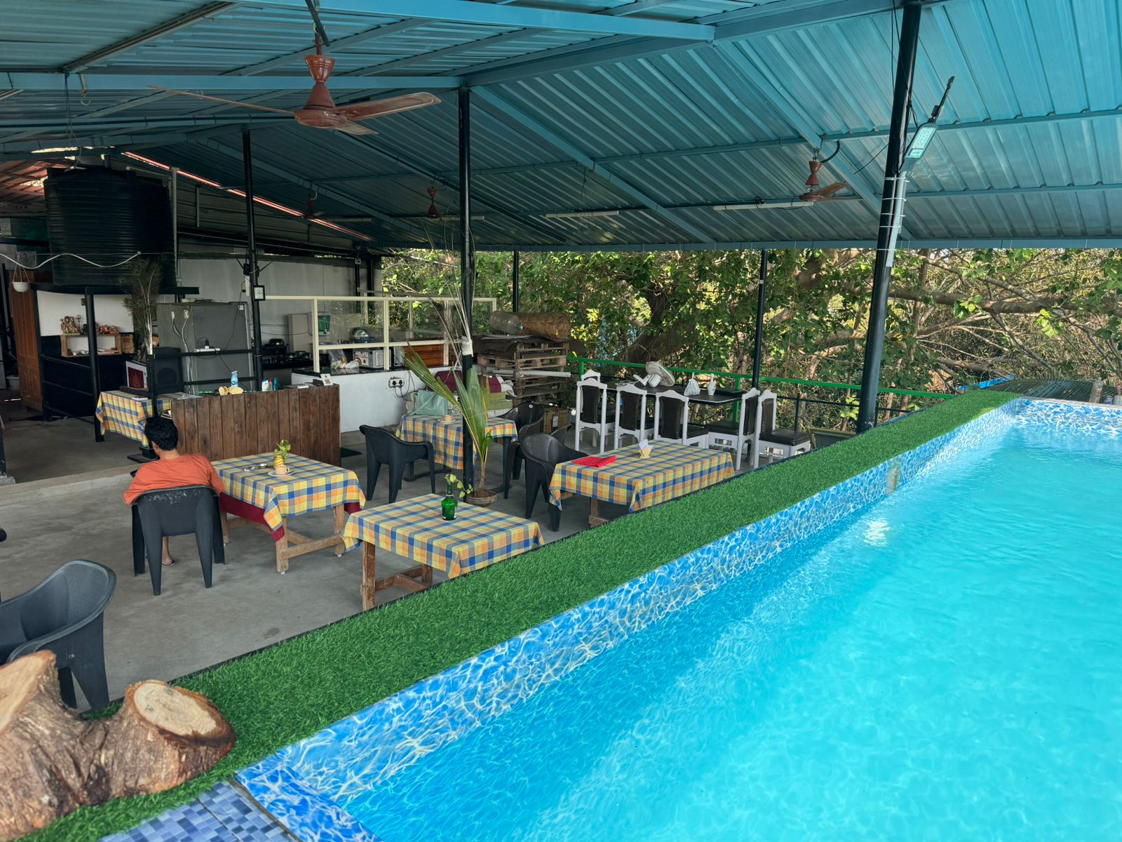 J7 Hostel at Anjuna - Tap to explore photos