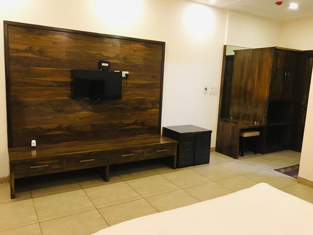 Hotel Girraj Inn - Tap to explore photos