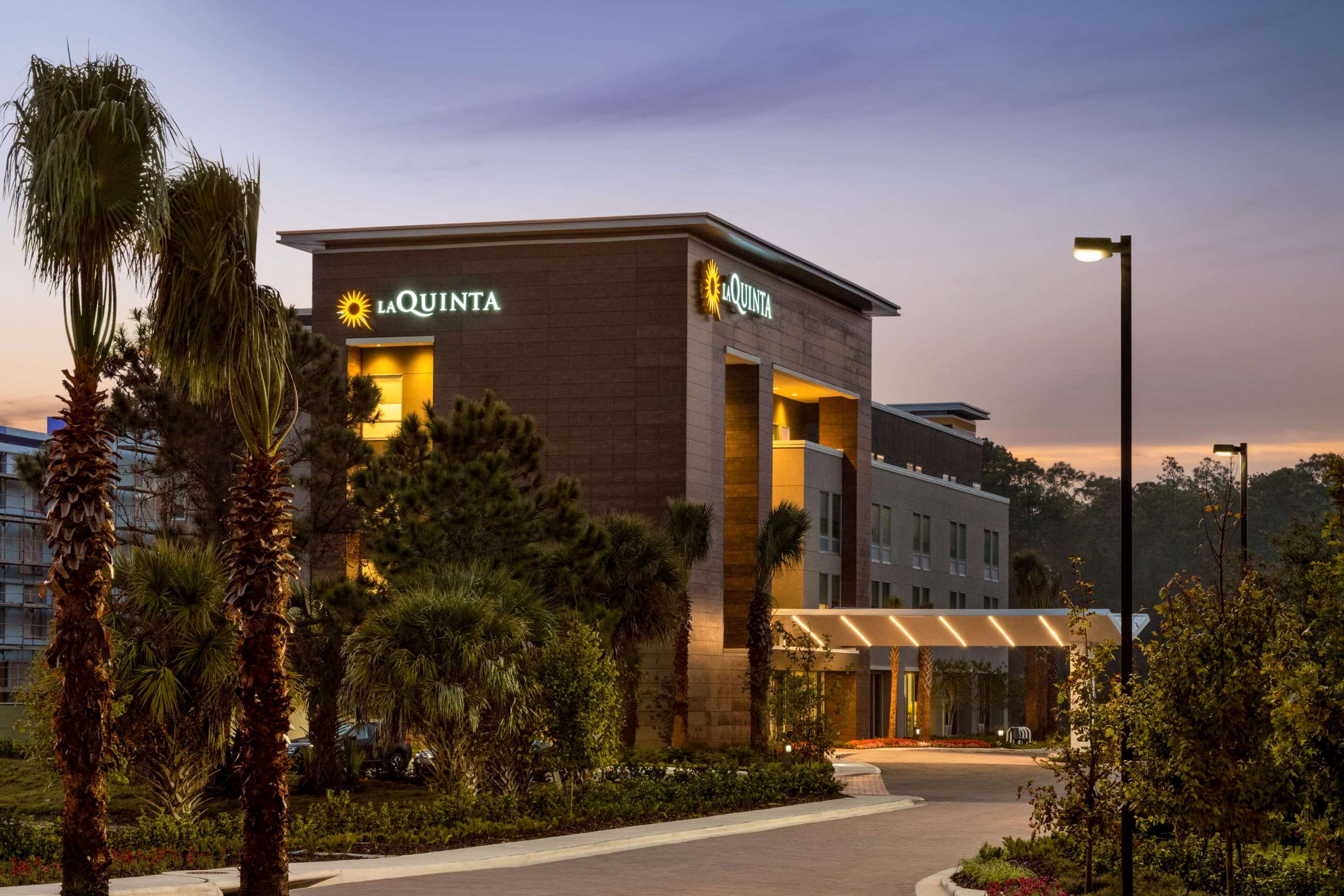 La Quinta Inn & Suites by Wyndham Orlando - IDrive Theme Parks - Tap to explore photos