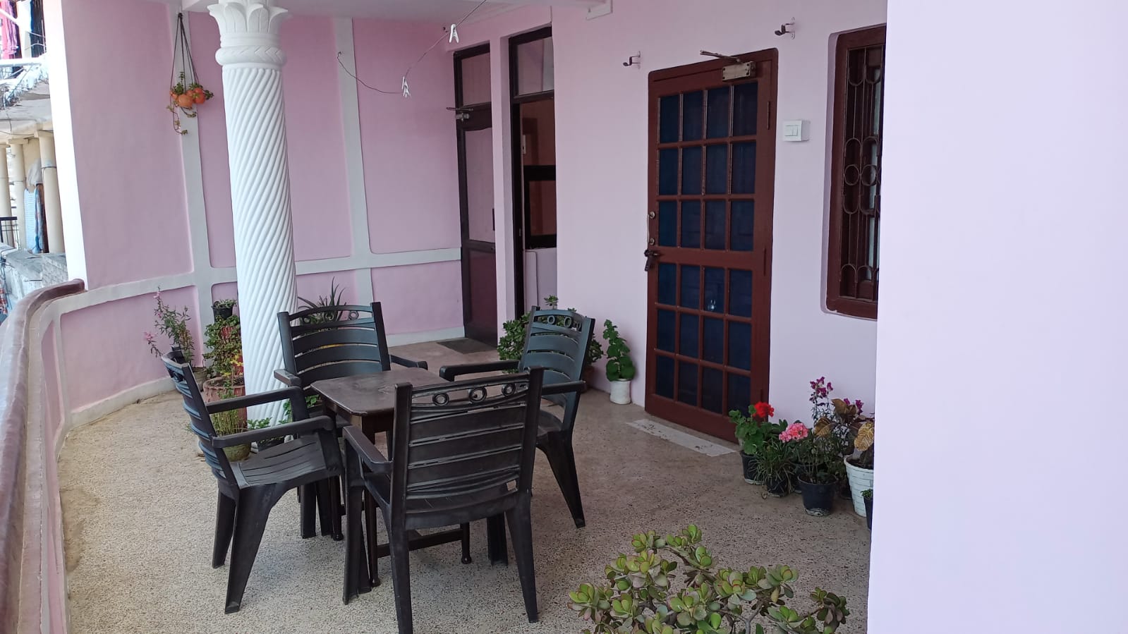 Apollo Homestay - Tap to explore photos