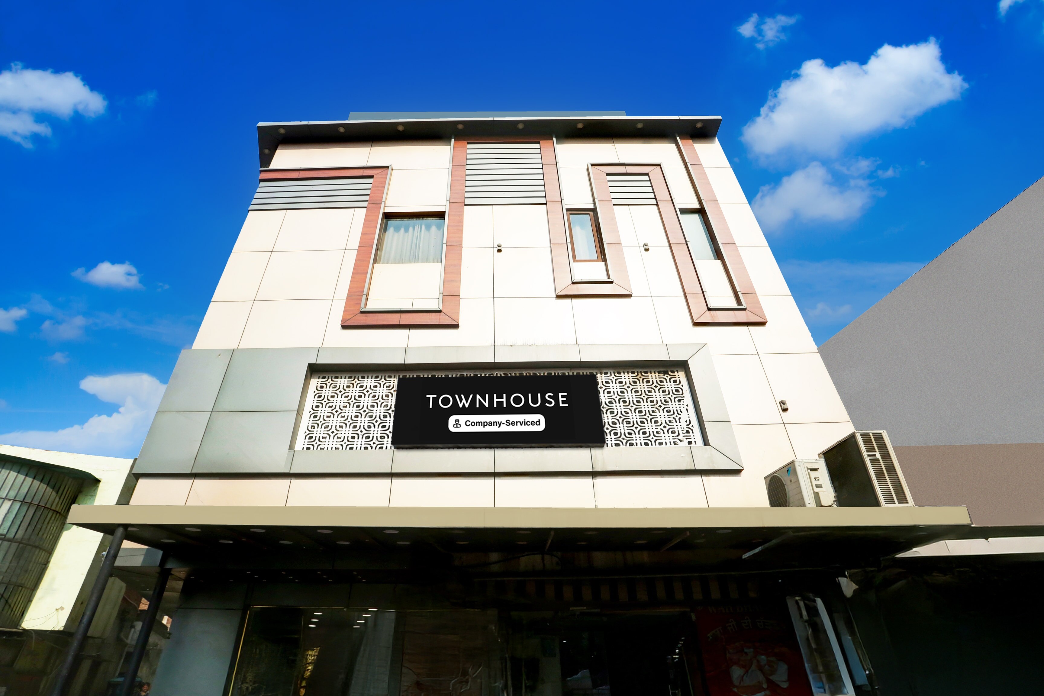 Townhouse Ajit Nagar Near Golden Temple - Tap to explore photos