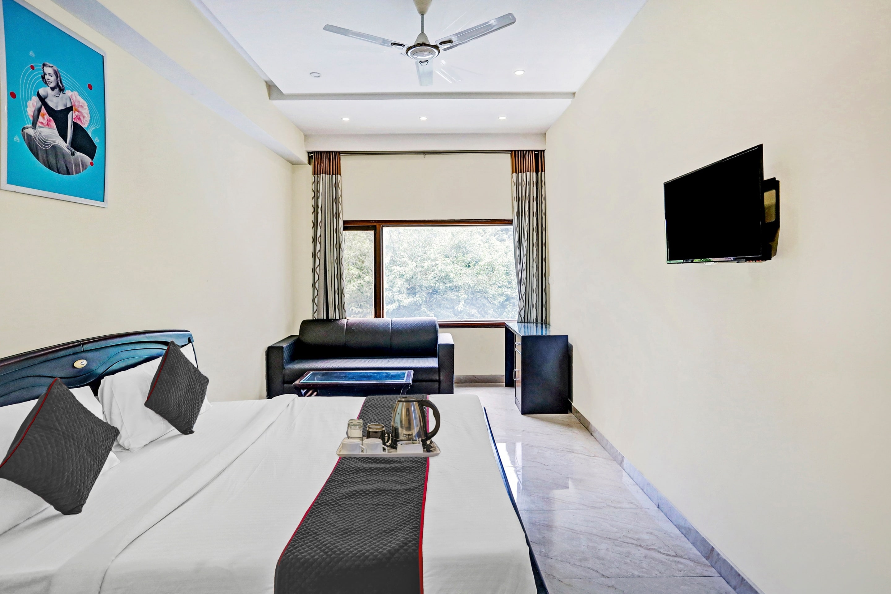 Super Townhouse Prakash continental Near Netaji Subhash Place Metro Station - Tap to explore photos