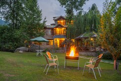 StayVista at The WaterWillow w/ Lawn & Bonfire, Manali