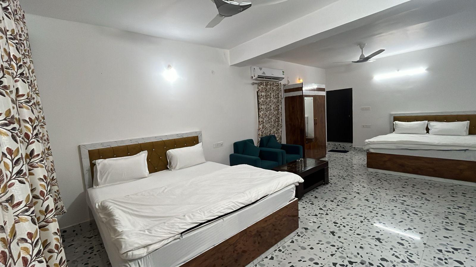 Hotel Keshvi - Tap to explore photos