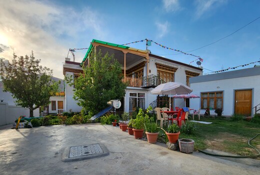Yanglha Guest