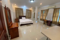 Old Durbar Hotel Sky Bar, Phnom Penh