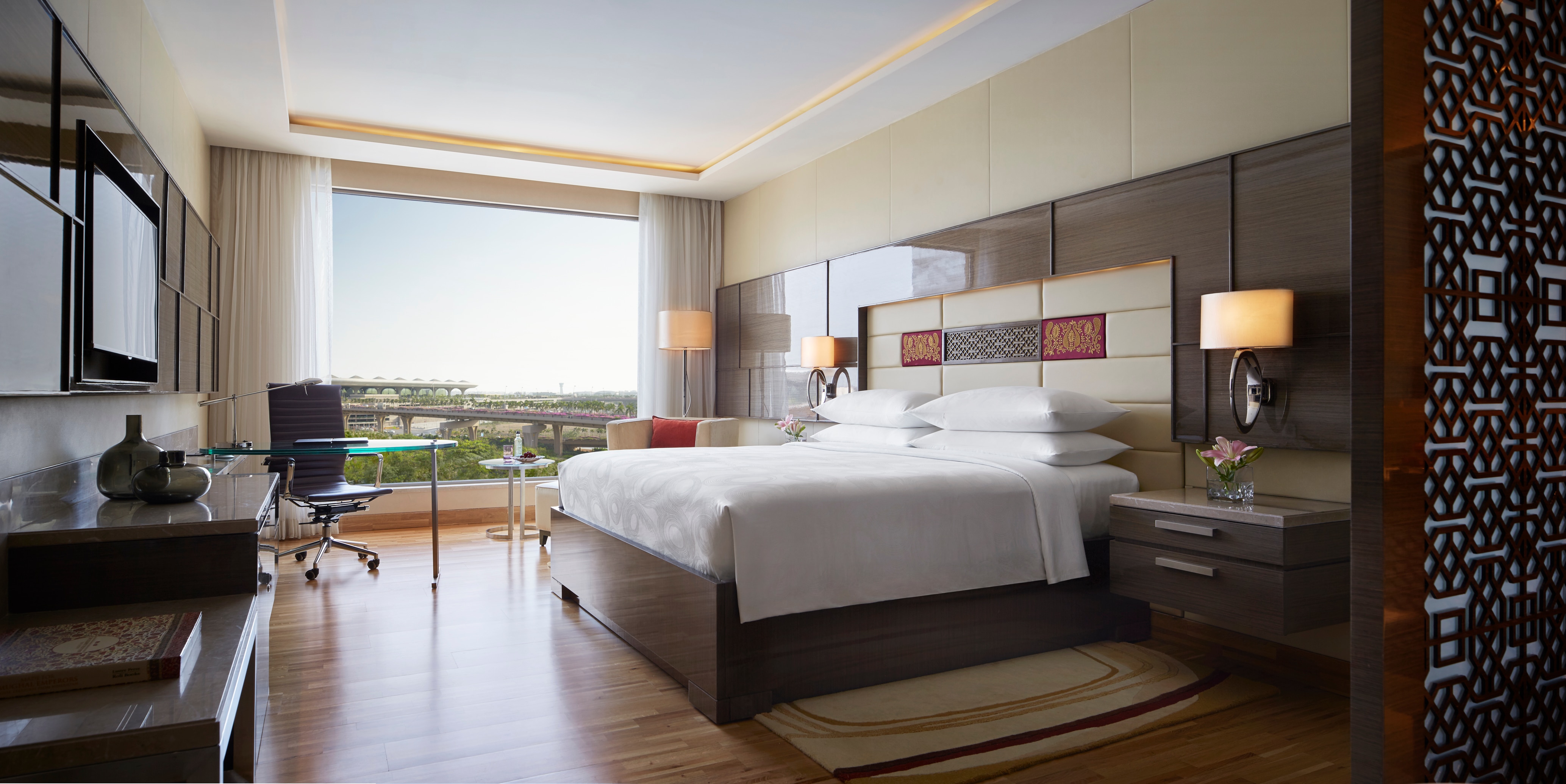 Guest Room, 1 King, City View with Bathtub 1