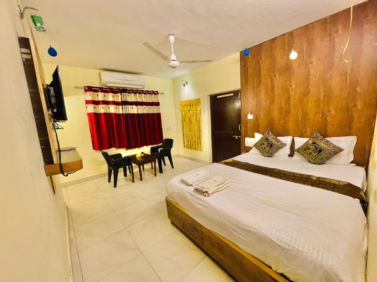 Brahmbhatt Hotel - Tap to explore photos