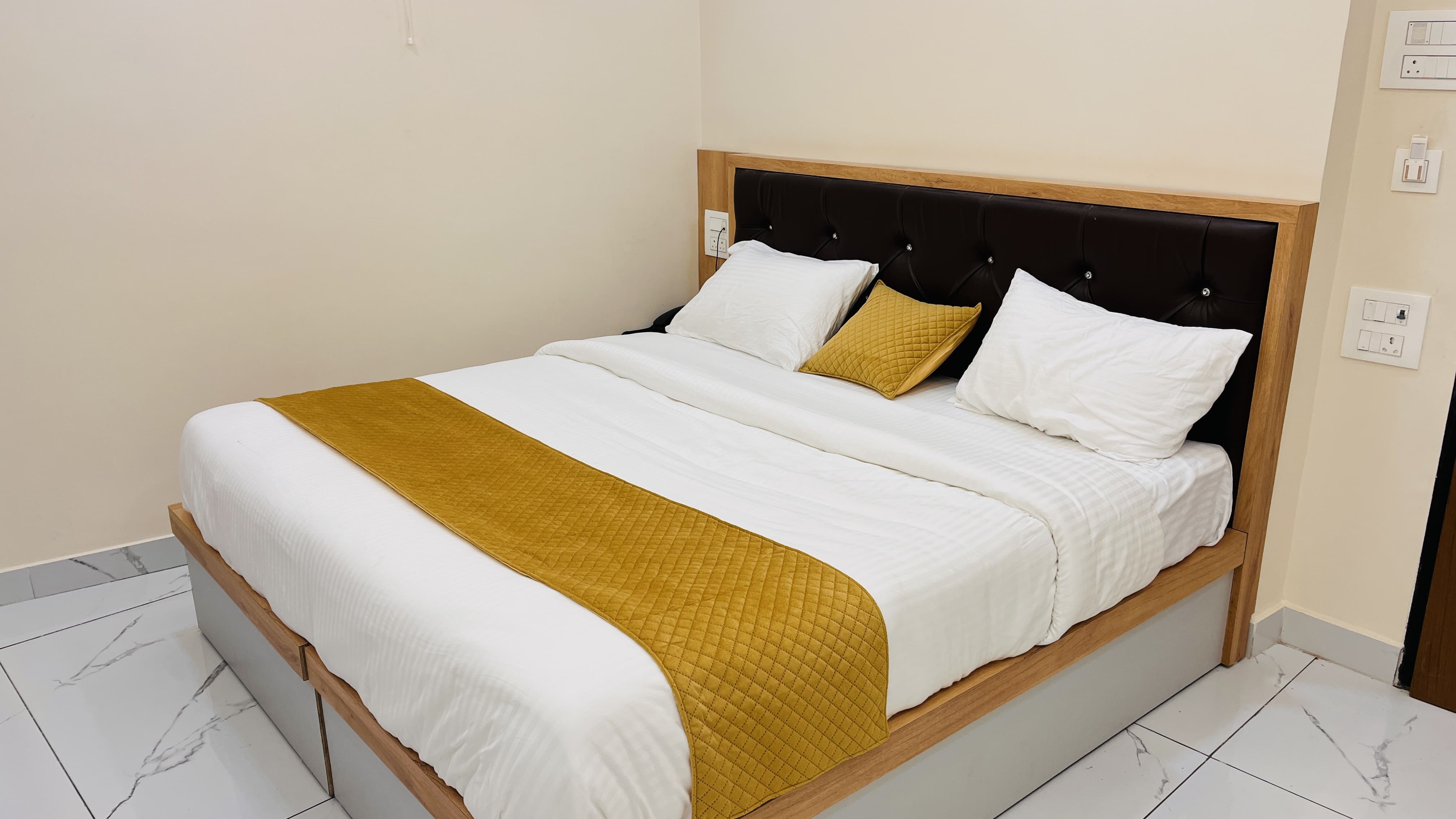 Sky city hotel sadulpur - Tap to explore photos