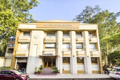 Hotel Evergreen, Dera bassi