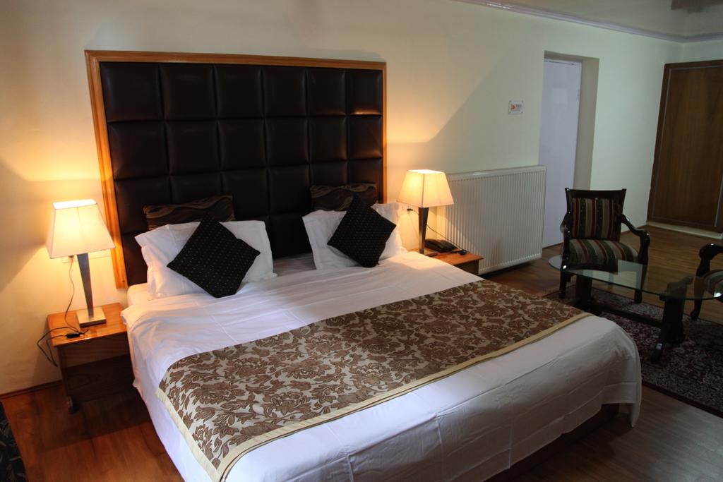 Hotel Zamrud at Dal Lake - Tap to explore photos
