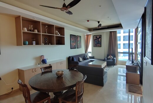spacious 5 star  1 bedroom condo with a pool