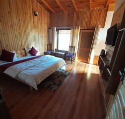 king room with mountain view