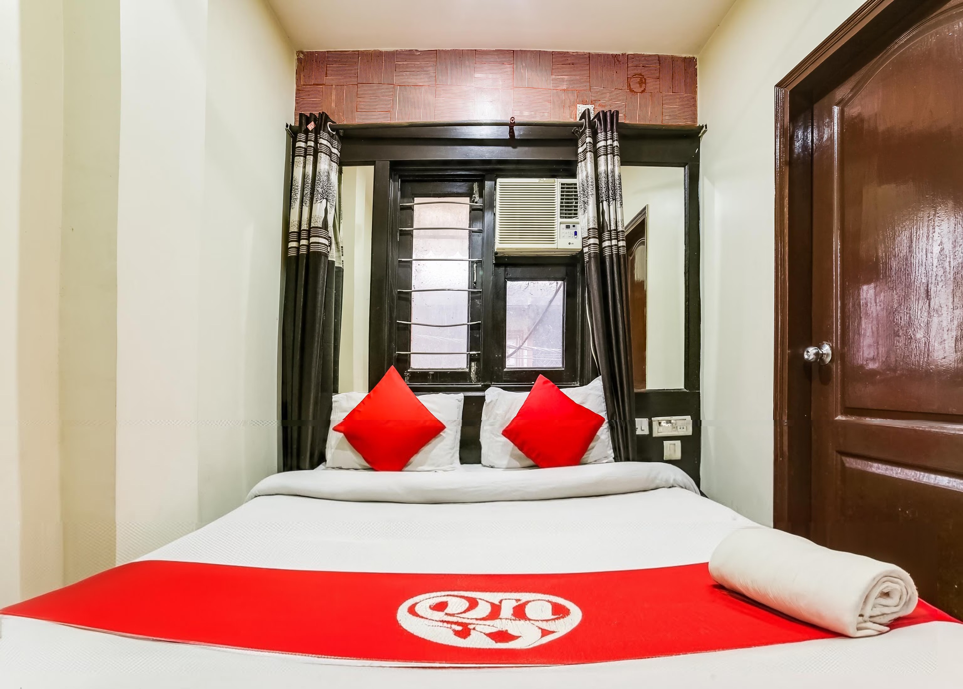 Hotel Geetanjali Inn @Near New Delhi Railway Station - Tap to explore photos