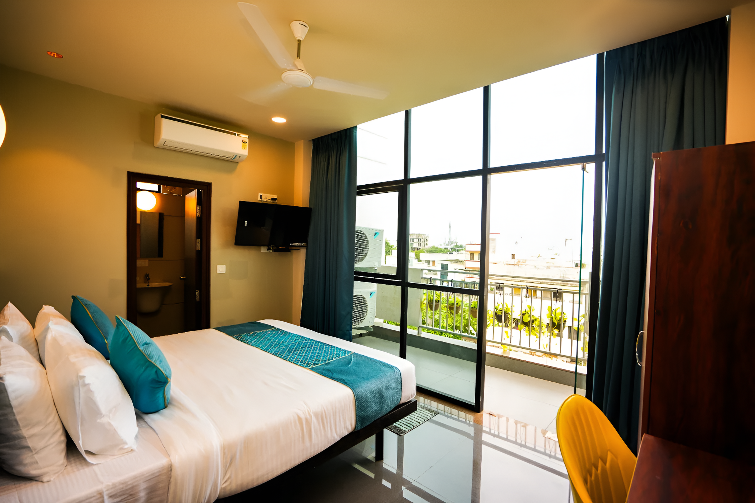 Super Deluxe Room With Balcony 1