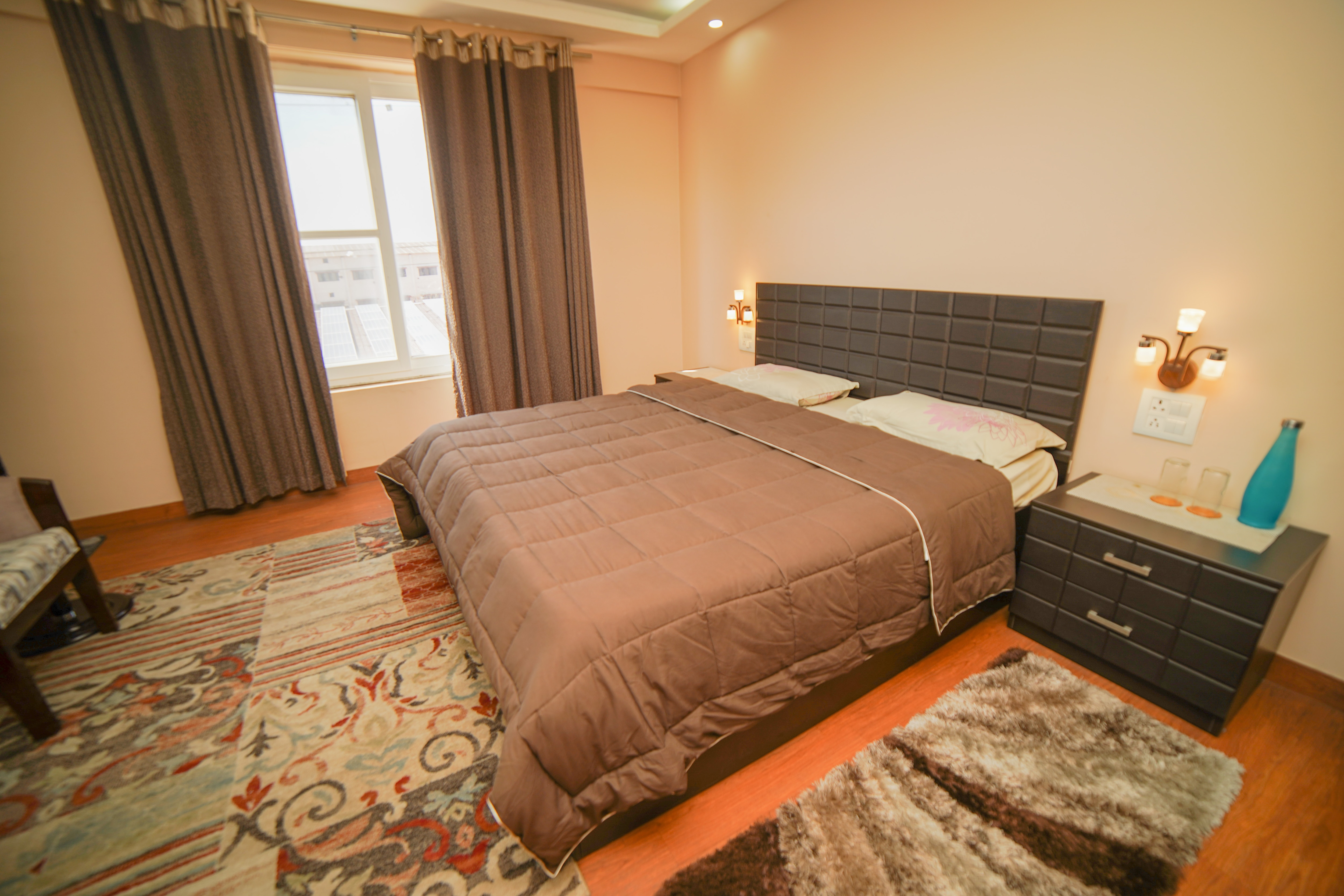 Luxury 3 Bedroom Apartment with Kitchen - Tap to explore photos