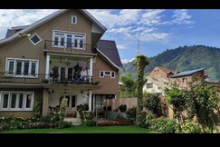 Twin Peaks Mountain View 3 bed 2 bath home stay, Srinagar