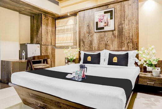 Super Townhouse OAK Regal Inn Near Sant Tukaram Nagar Metro Station
