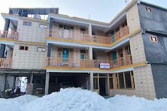 Snow and Sunshine, Manali