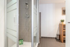 Spacious 11-person stay in Antwerp, Tholen