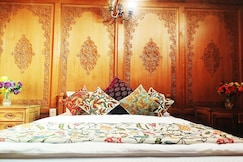 Floating Houseboat, Srinagar