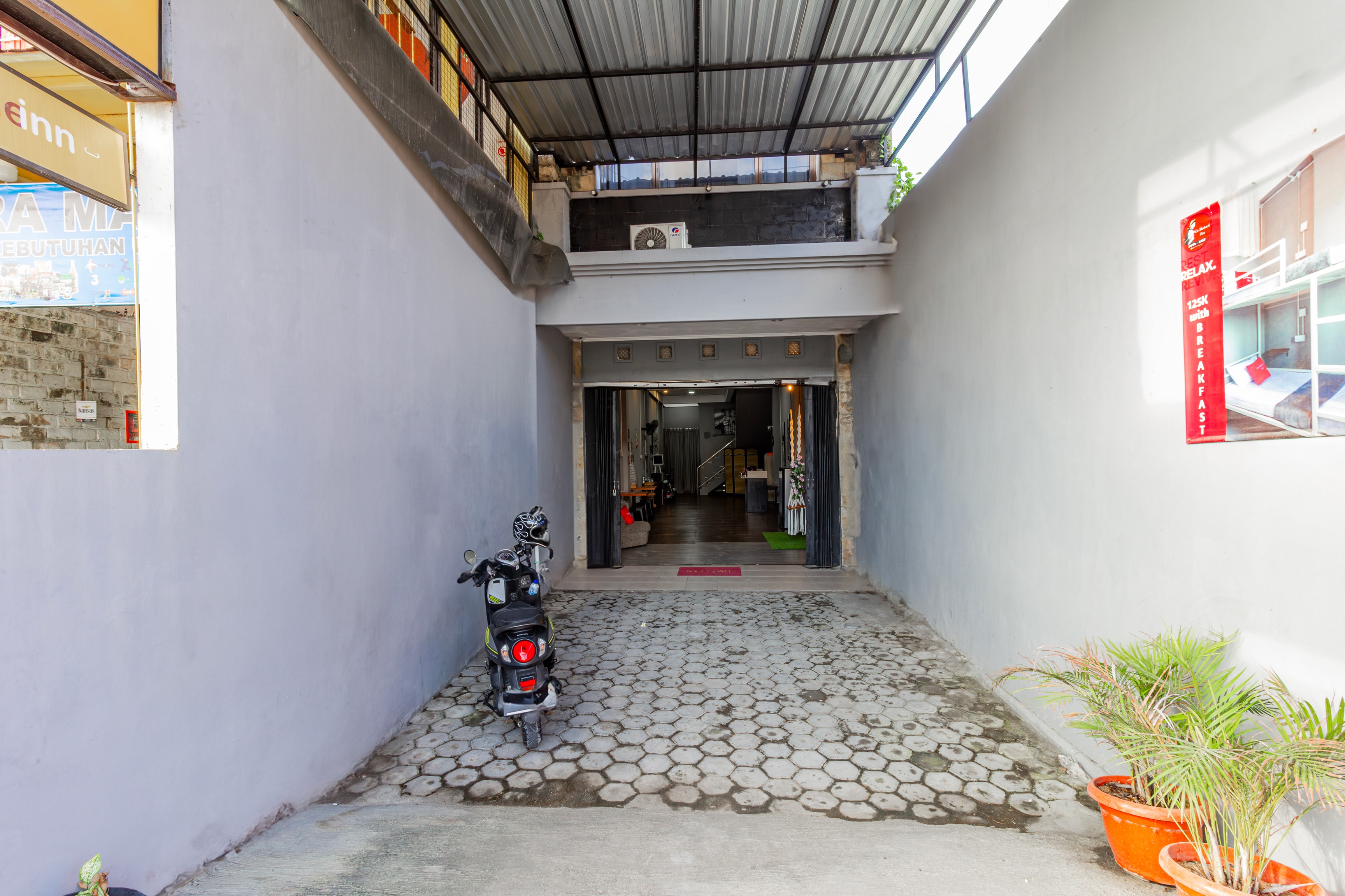 Collection O Seminyak Near Seminyak Beach Formerly De Shabach - Tap to explore photos