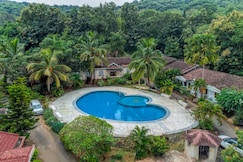 CASA DA FLORESTA - Lux Jacuzzi - Pool - WiFi -  BBQ, Goa
