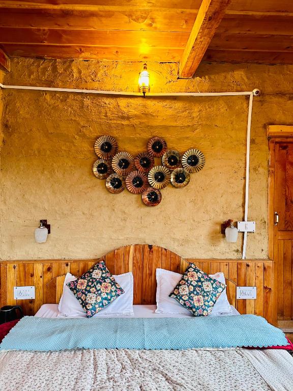 Mudhouse Tandi - Tap to explore photos
