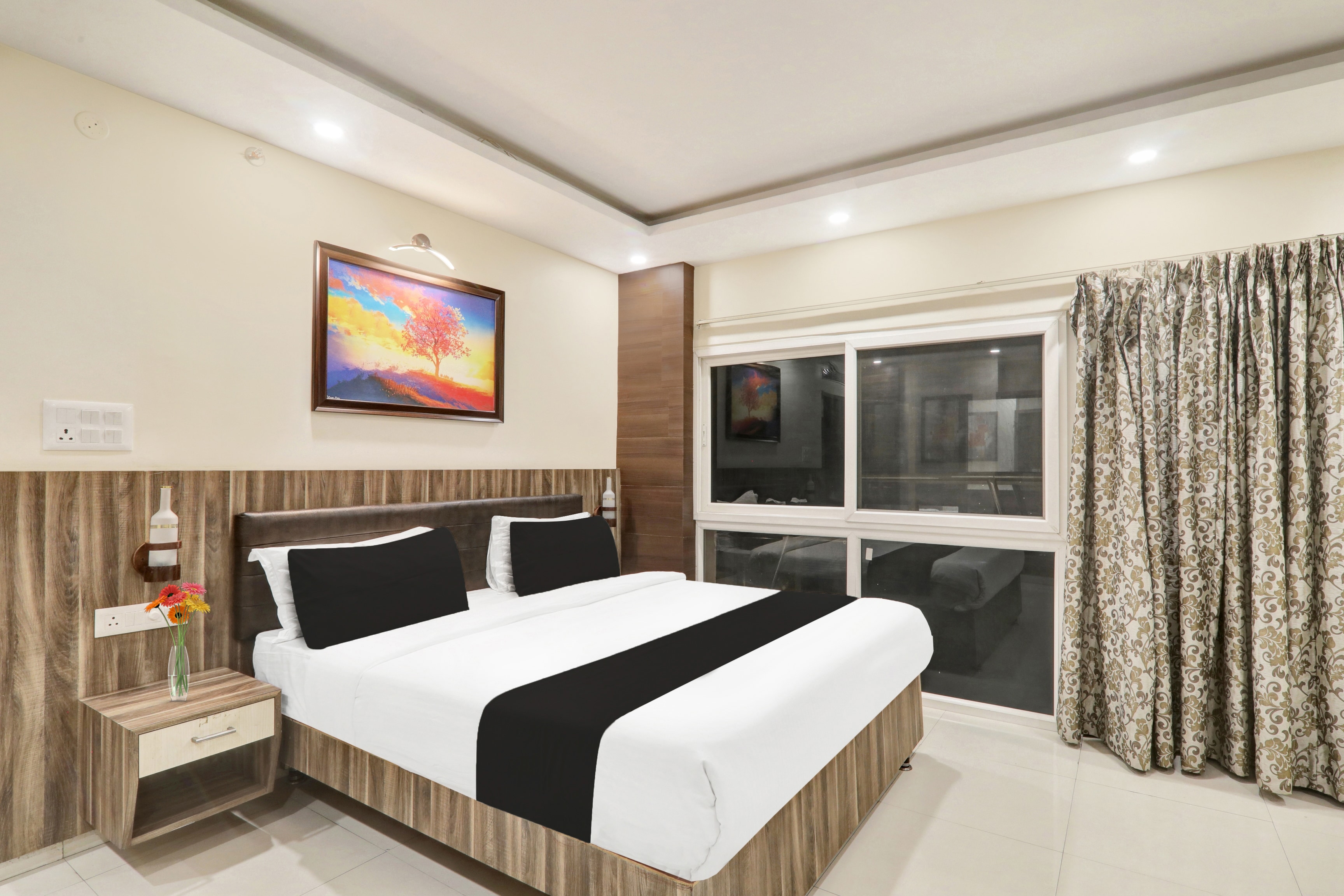 Super Townhouse Kankarbagh Formerly Kunwar Alcajars - Tap to explore photos