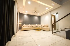 Villa Vista: Luxury 3BHK Villa with Private Jacuzzi & Penthouse for Groups, Indore