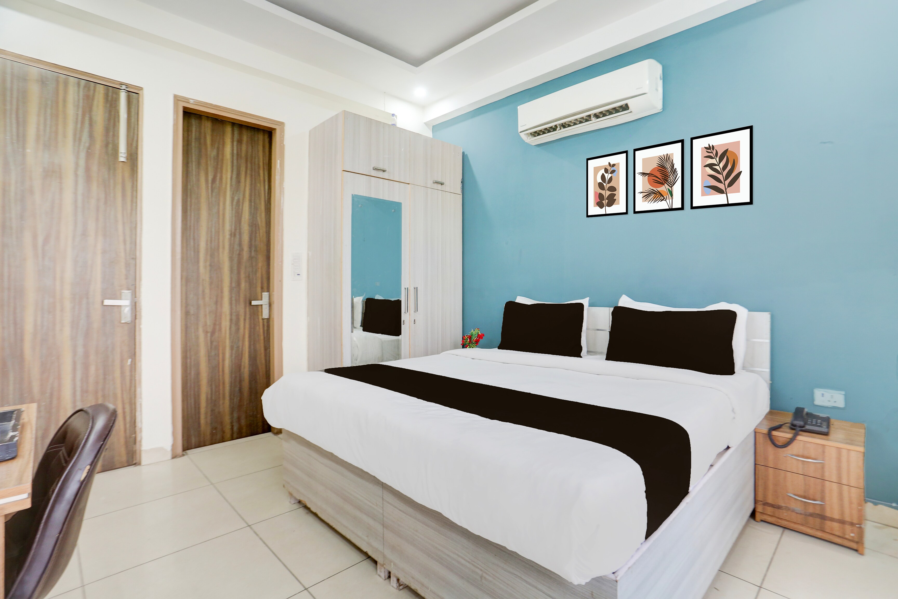 Super Hotel O Subhash Chowk Near Medanta Hospital Formerly L B Residency - Tap to explore photos