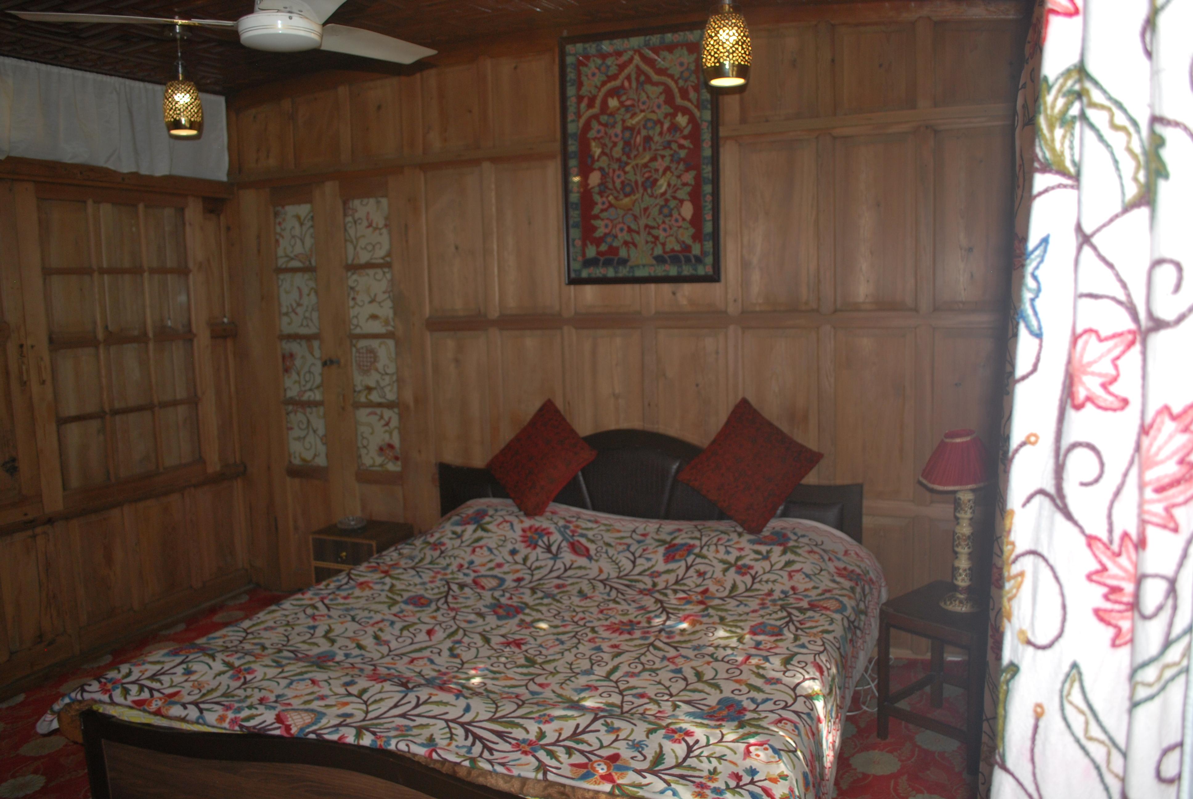 Kolu Palace Houseboat (Standard Room) - Tap to explore photos