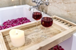 The Luxe Studio Retreat Private Couple Jacuzzi, Gurgaon