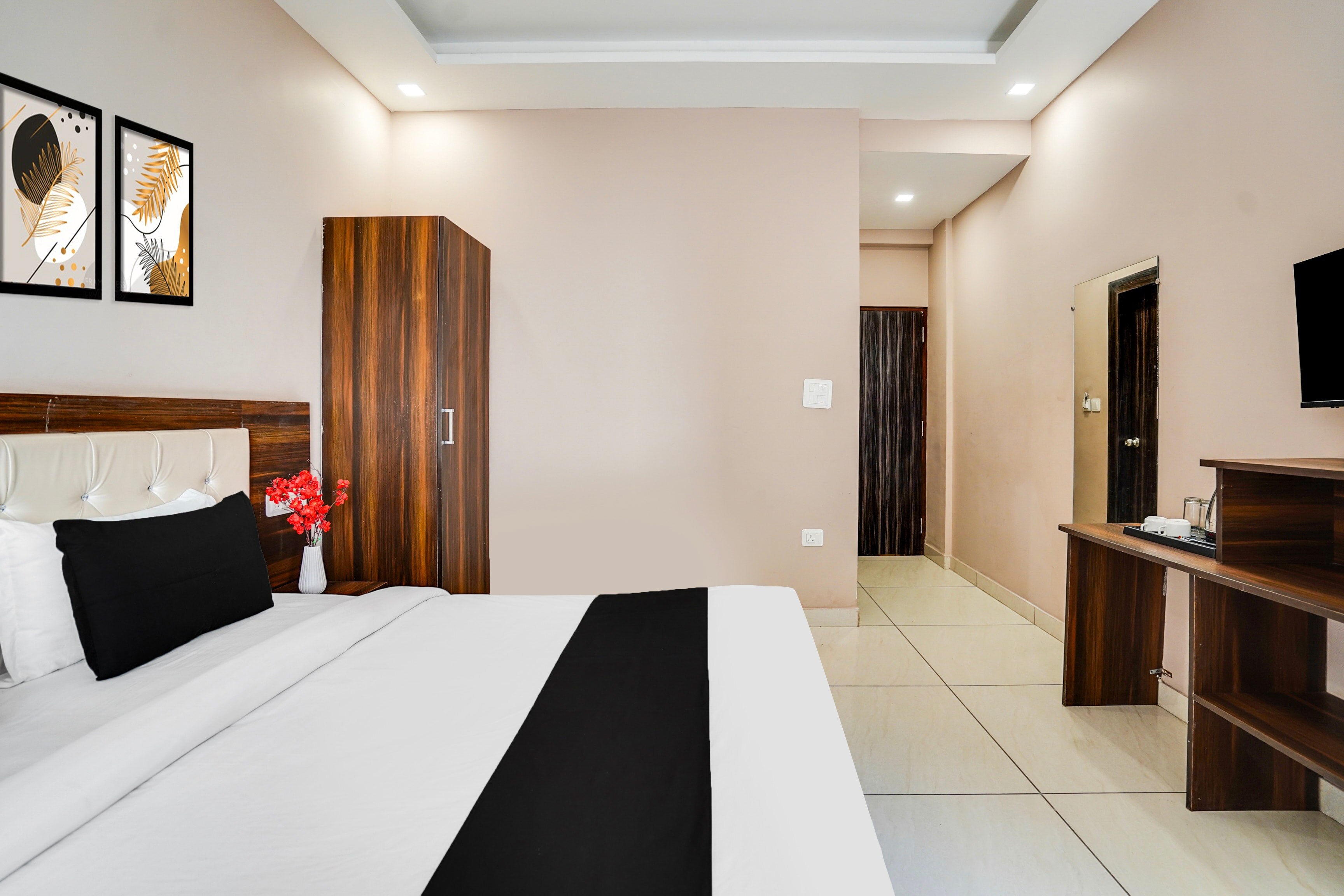 Super Townhouse Tapovan - Tap to explore photos