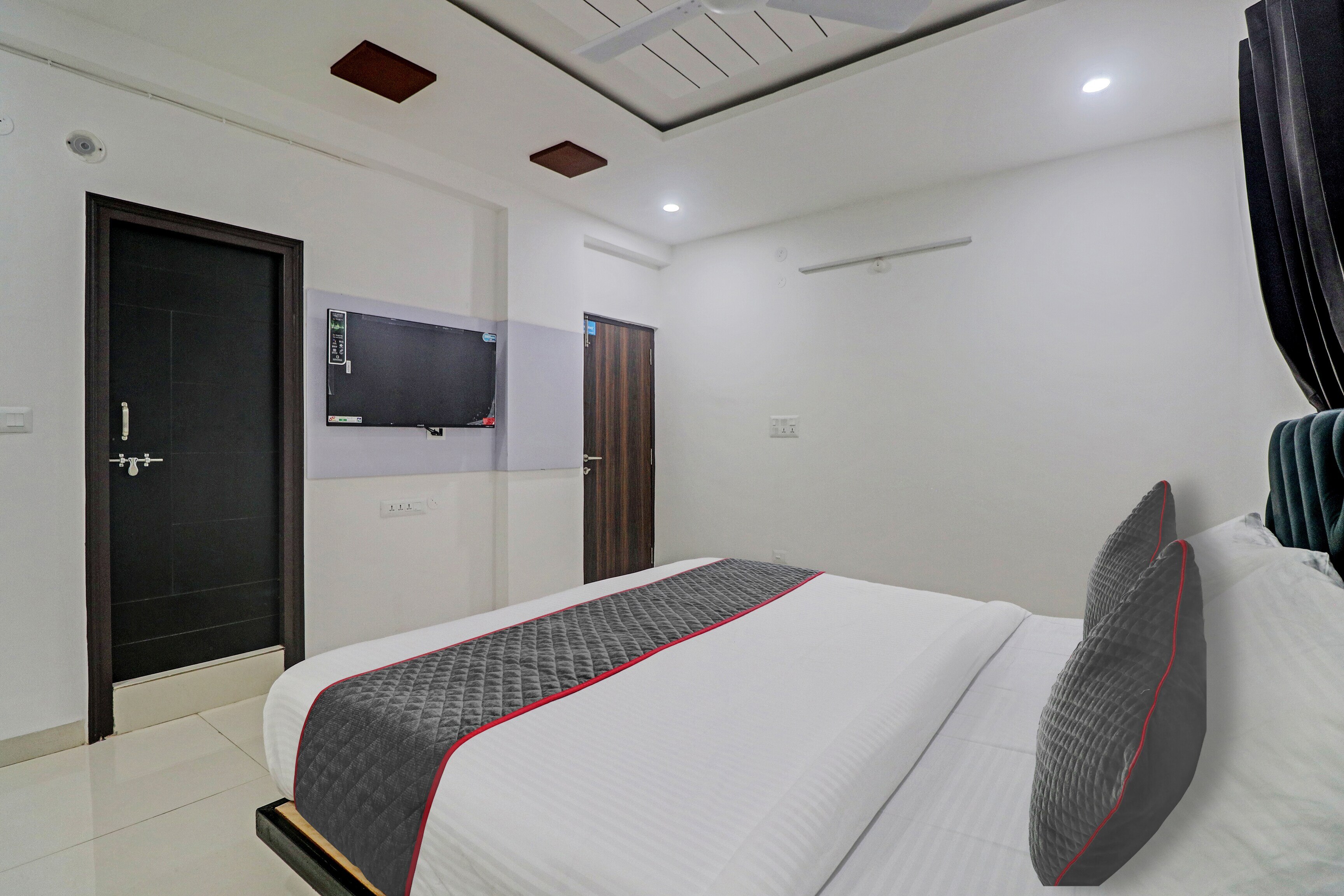 Super TOWNHOUSE JAHNAVI GROUP BESIDES NEXUS MALL - Tap to explore photos