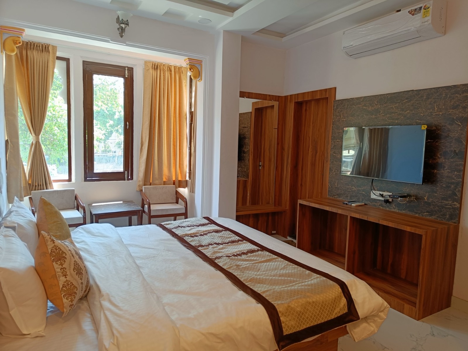 Hotel Praful Palace - Tap to explore photos