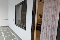 Cute bed and breakfast with private balcony and washroom, Gurgaon