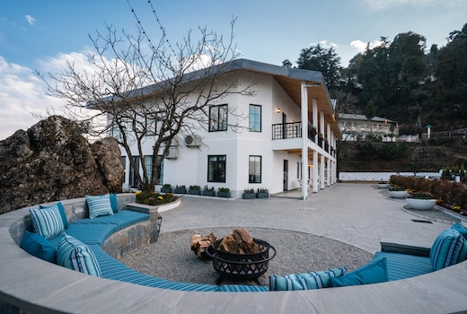 LohonoStays Airyland 7 Bedroom