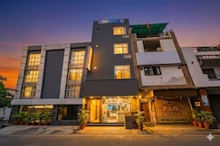 Via Santosh Residency, Delhi