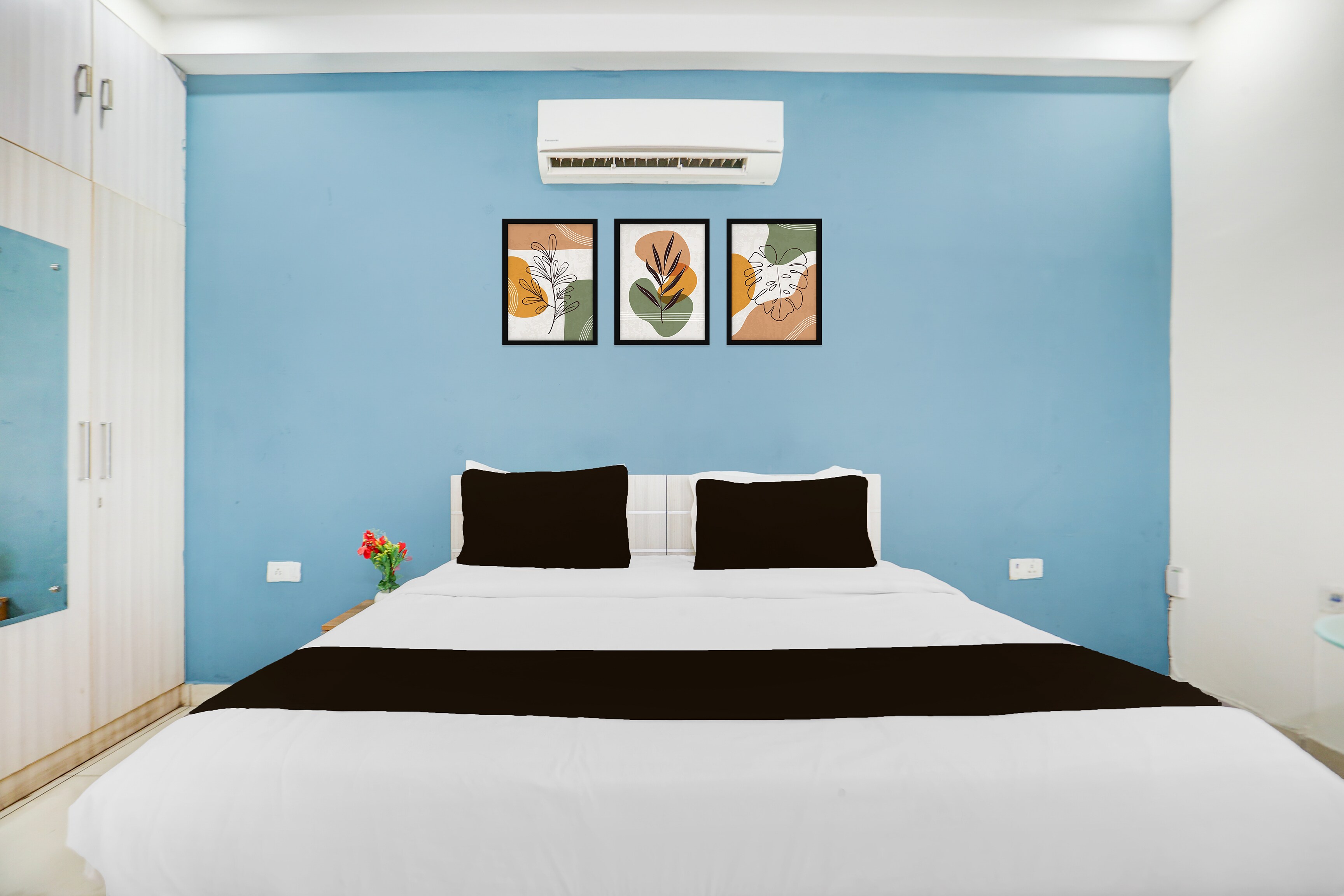 Super Hotel O Subhash Chowk Near Medanta Hospital Formerly L B Residency - Tap to explore photos