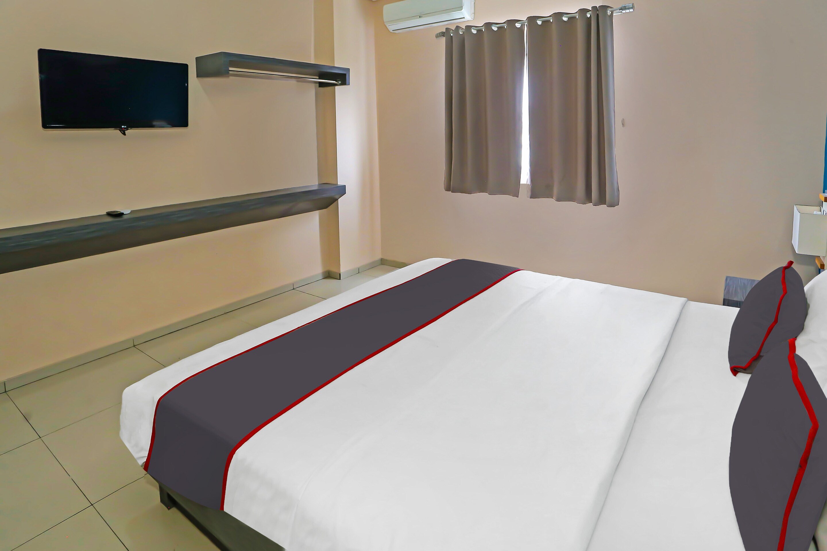 Super OYO Townhouse OAK Hotel Fiducia Pondok Gede - Tap to explore photos