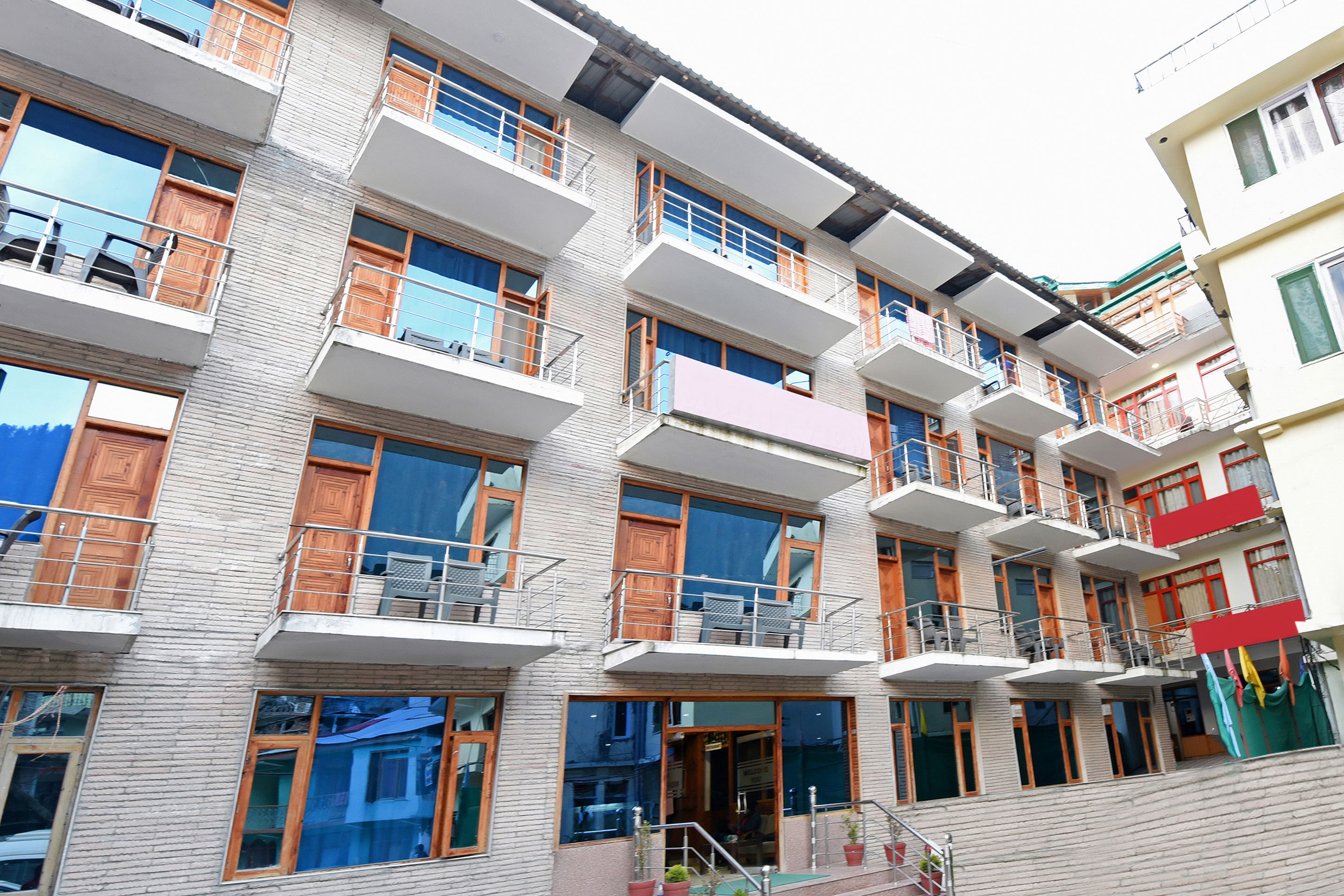 New Ambika International Manali INR 520 OFF   2  0  0  0   Deal Hotel