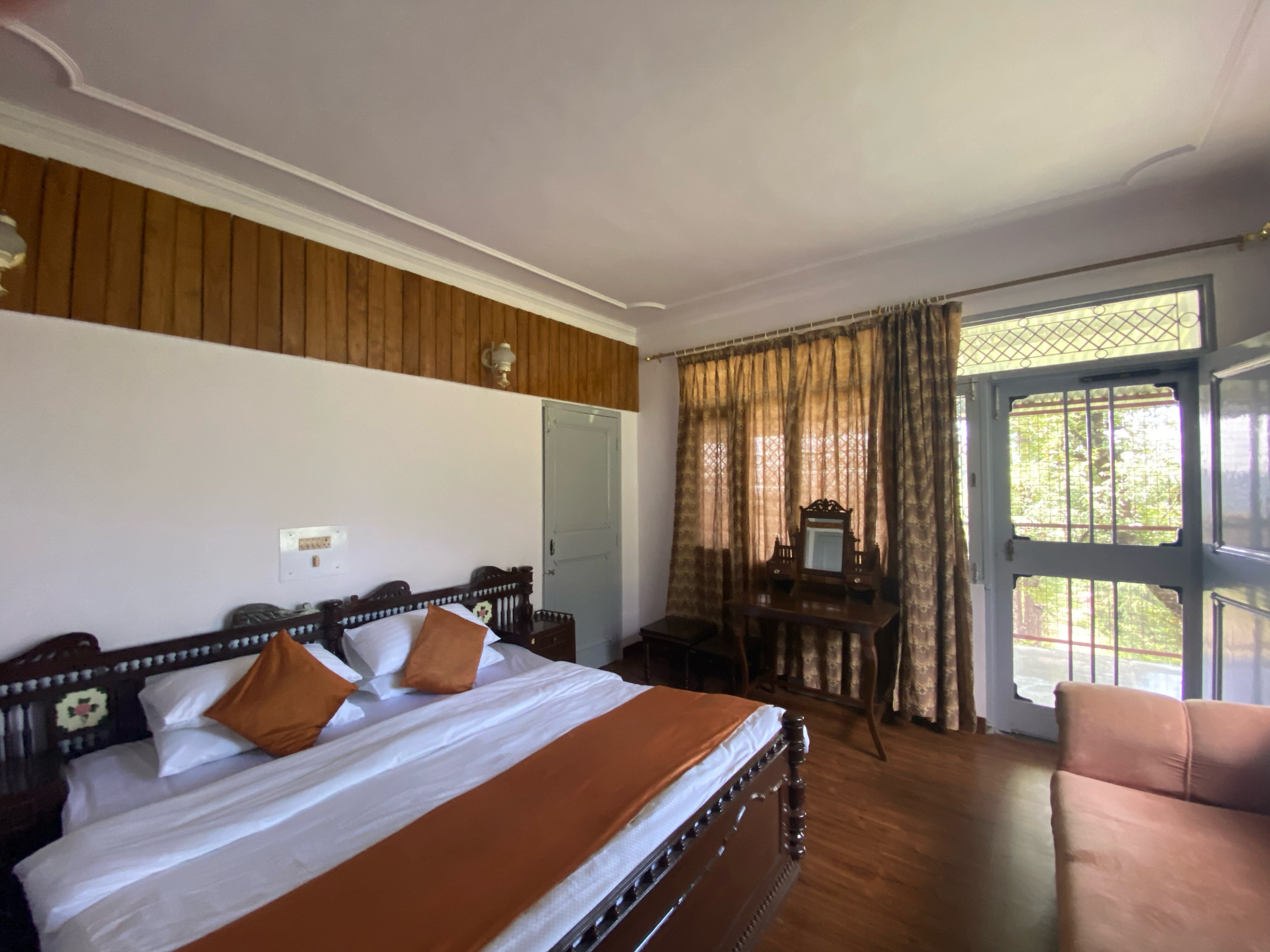 La-ShimLa- 2 BHK Cottage -  cook, drive in, views - Tap to explore photos