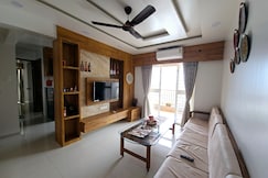 Nesting Nook - Brand- New Top-Floor Scenic Retreat, Nashik