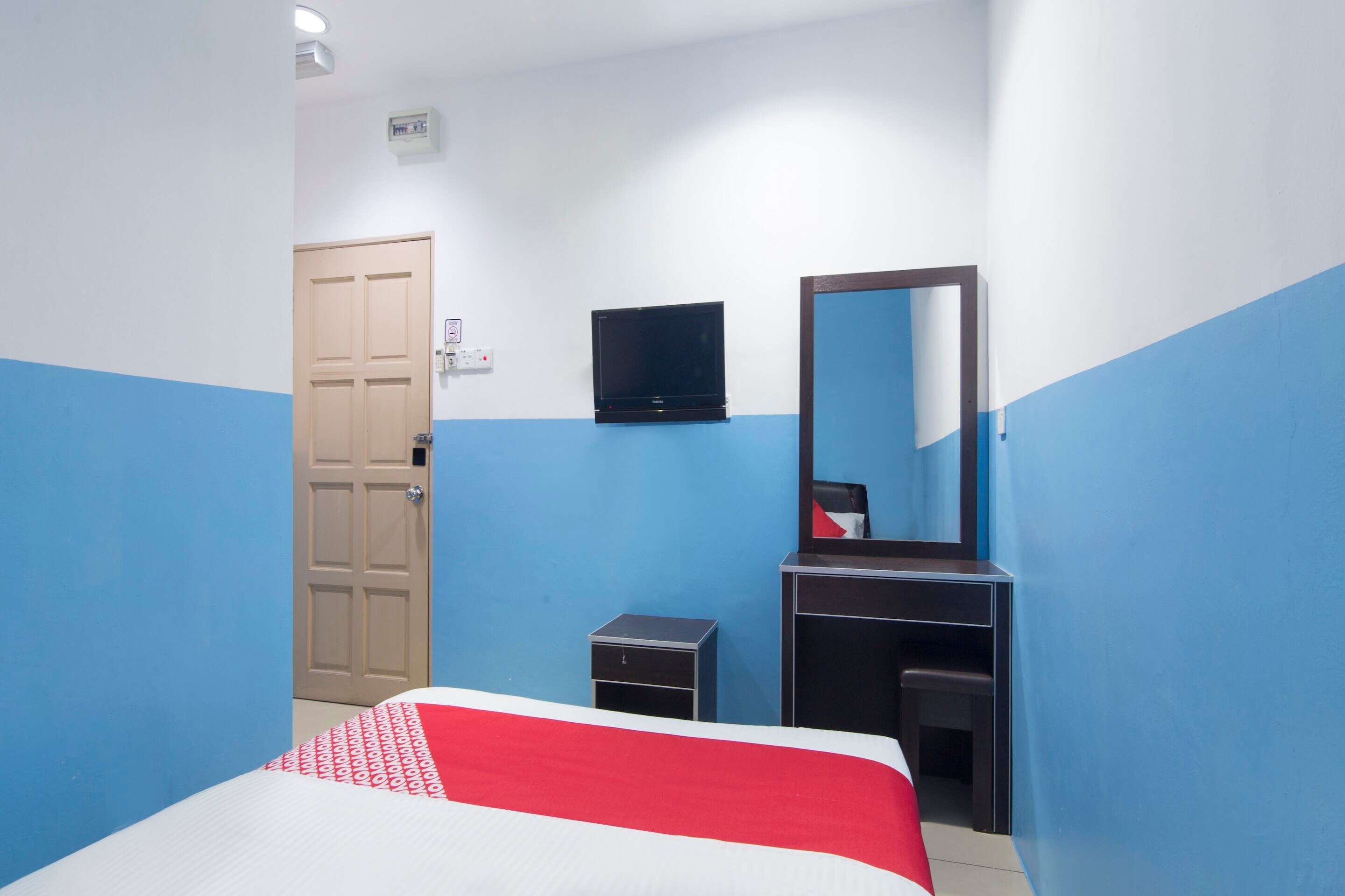 OYO 44072 Mines Cempaka Hotel - Tap to explore photos